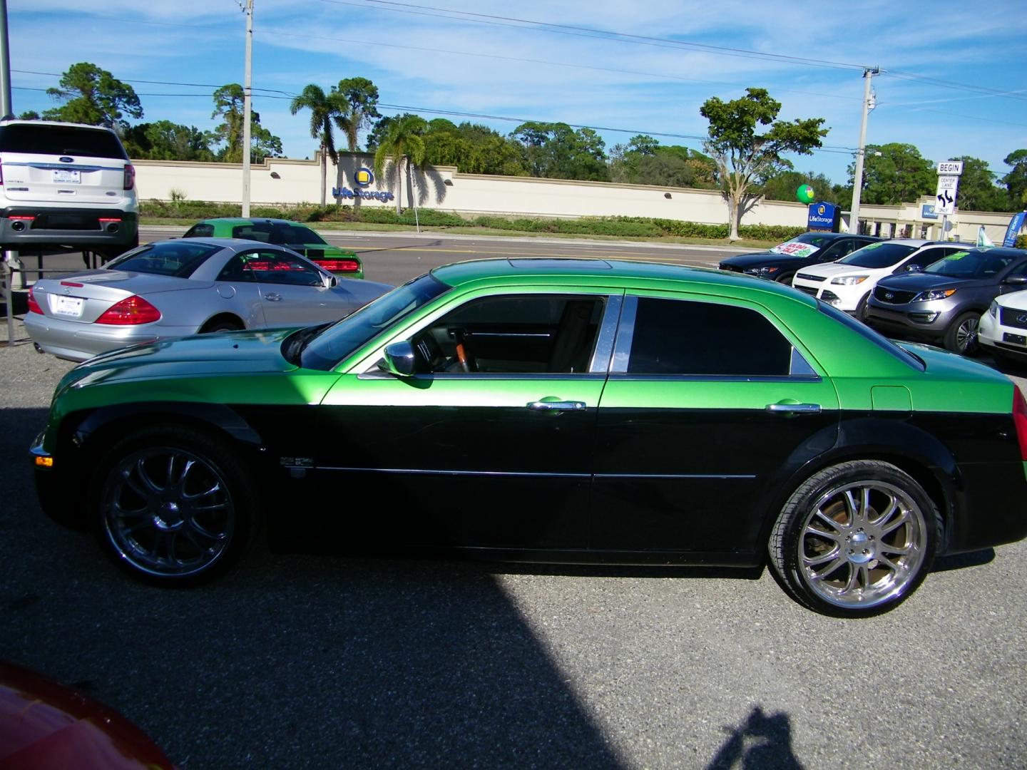 2006 Black /Black Chrysler 300 C (2C3KA63H46H) with an 5.7L V8 HEMI engine, Automatic transmission, located at 4000 Bee Ridge Road, Sarasota, FL, 34233, (941) 926-0300, 27.298664, -82.489151 - Photo#2